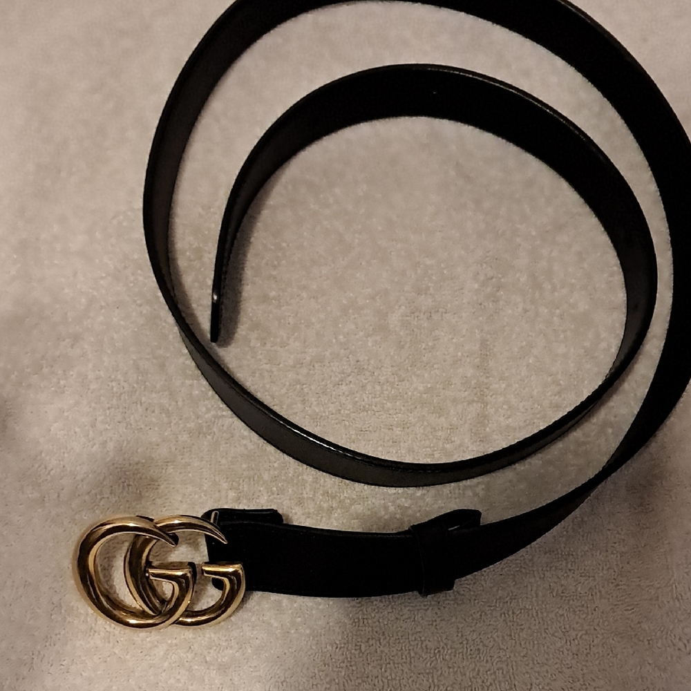 Gucci Womens Black and Gold Leather Belt with Iconic Double G Buckle